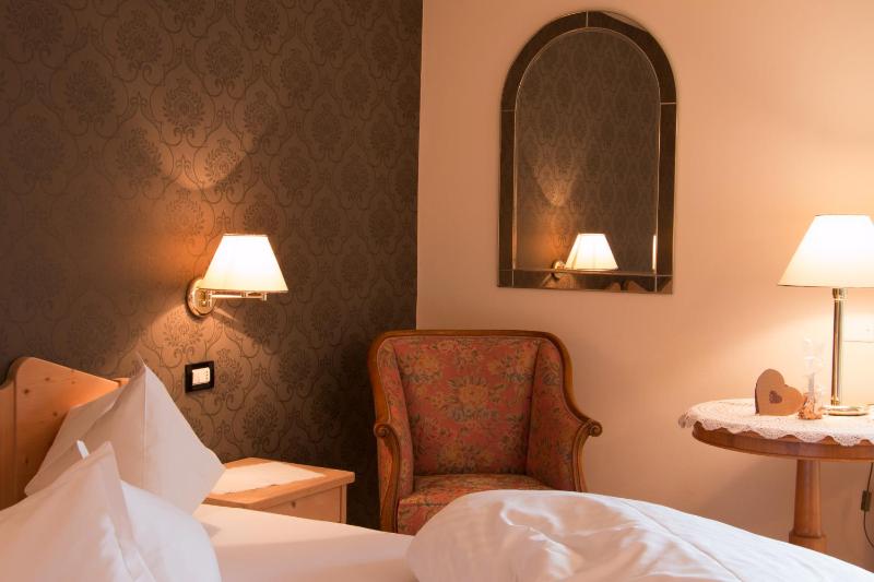 Twin Room with Balcony image 3