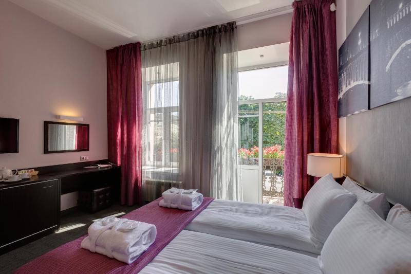 Superior Double Room with Balcony image 3