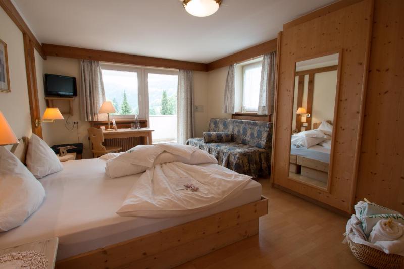 Twin Room with Balcony image 4