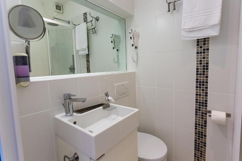 Standard Double or Twin Room image 1