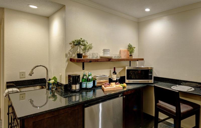 King Room with Kitchen - Non-Smoking image 4