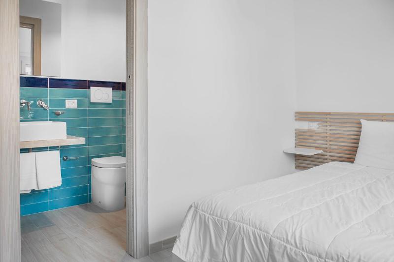 Single Room with French Bed image 2