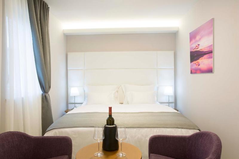 Deluxe Double or Twin Room with Balcony image 2