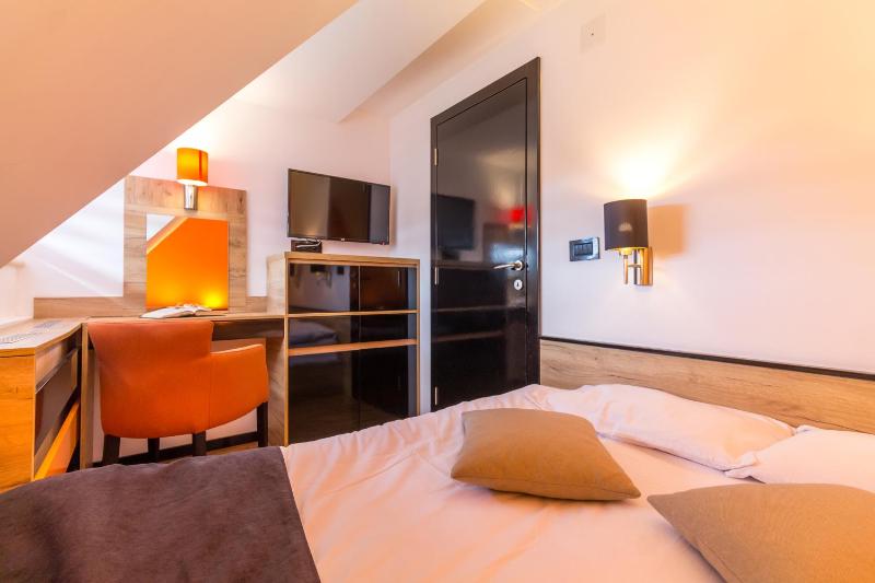 Special Offer - One-Bedroom Apartment with Free Parking image 2