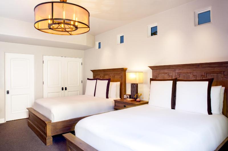Deluxe Queen Room with Two Queen Beds image 4
