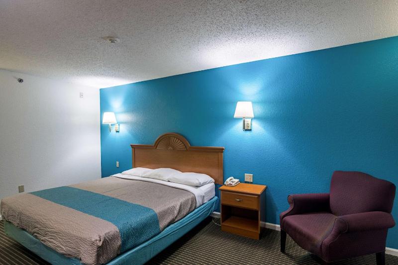 Deluxe King Room - Non-Smoking image 3