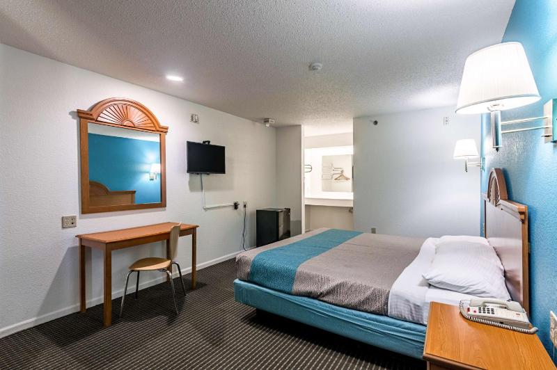 Deluxe King Room - Non-Smoking image 2