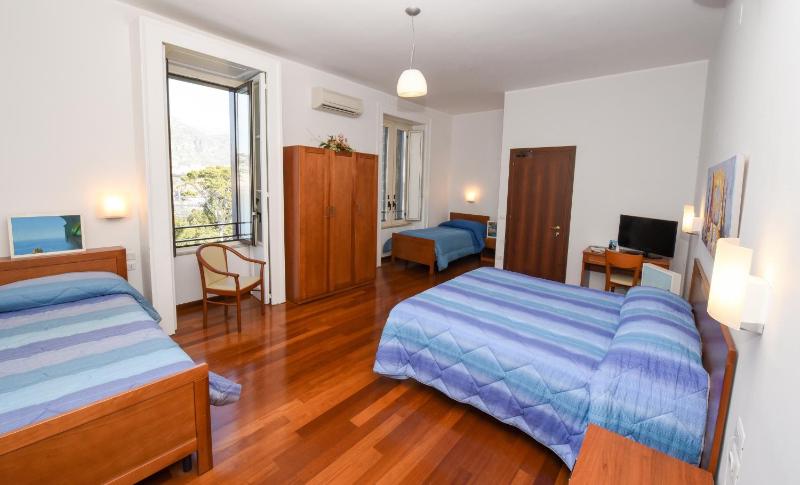 Quadruple Room image 3