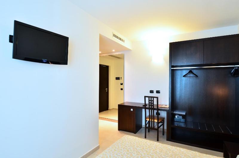 Standard Double Room image 2