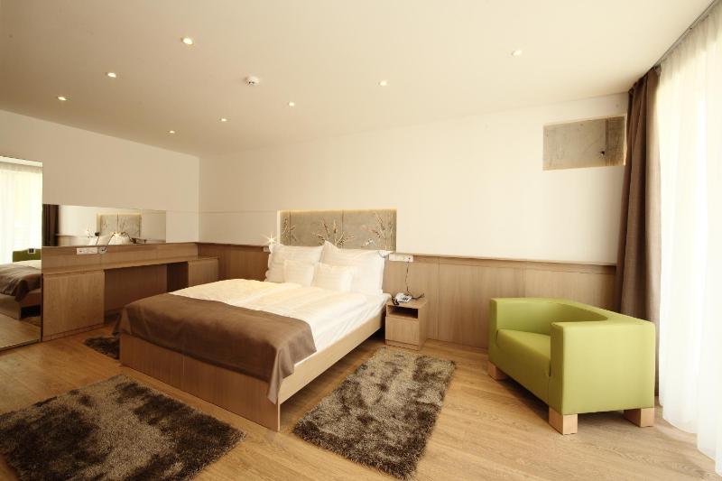 Double or Twin Room image 4