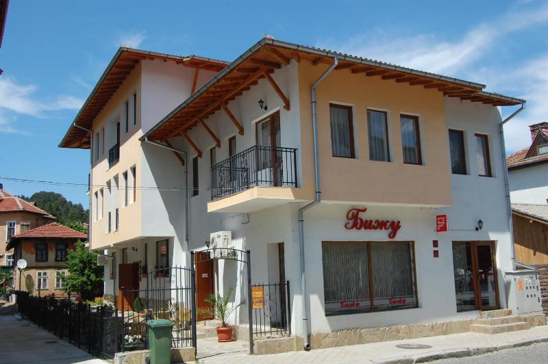 Eight-Bedroom House image 2
