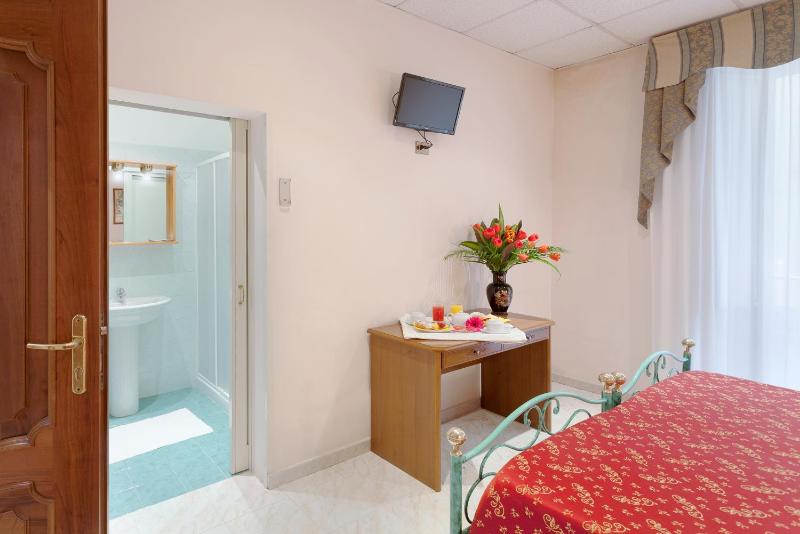 Quadruple Room image 3