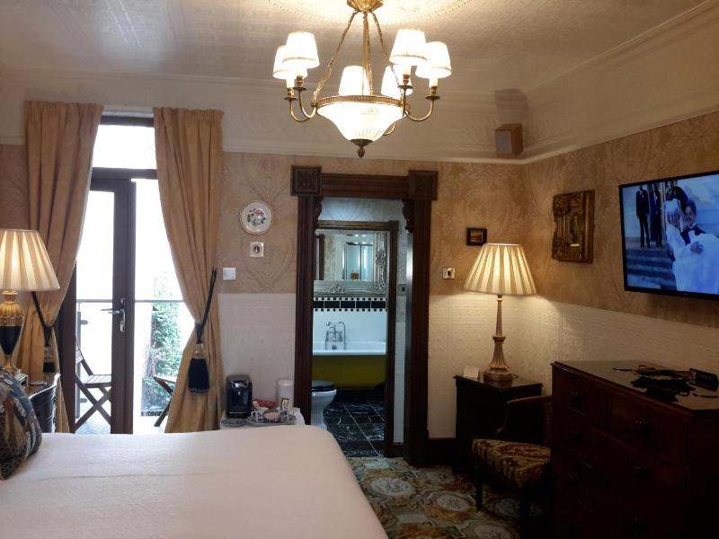 Edwardian Suite with Balcony image 4