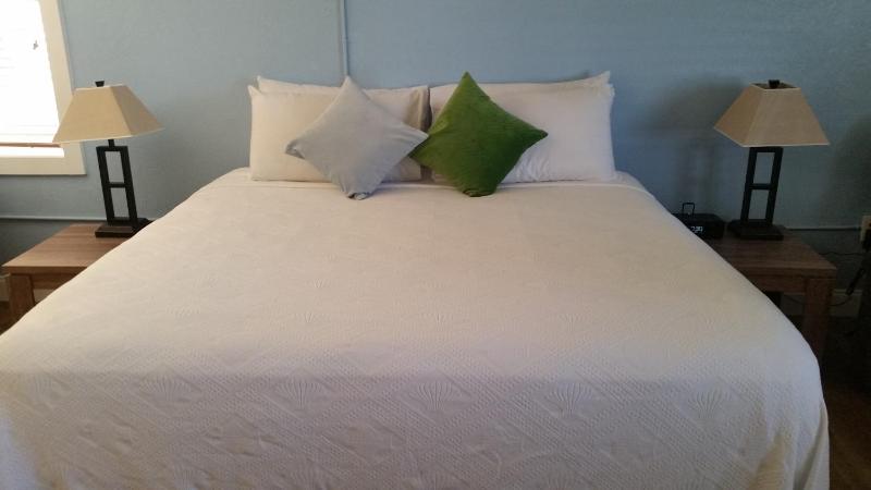 Standard King Room image 2