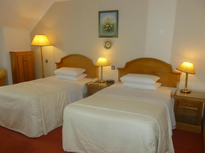 Twin Room image 3