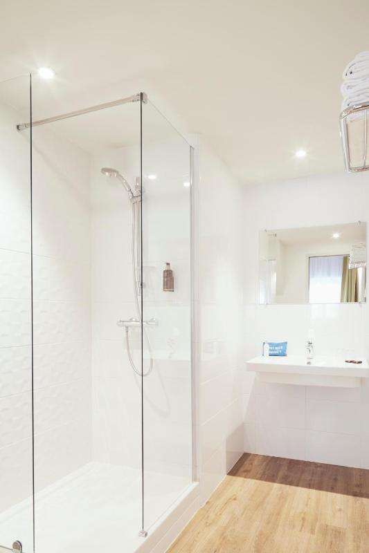 Standard Twin Room image 3