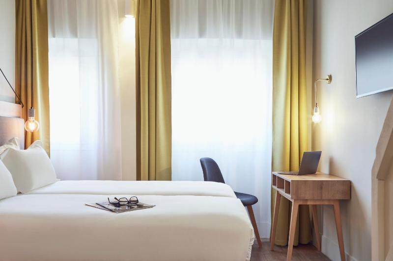Standard Twin Room image 4