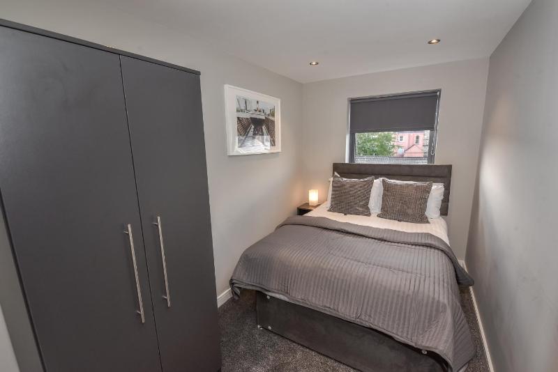 One-Bedroom Apartment image 4