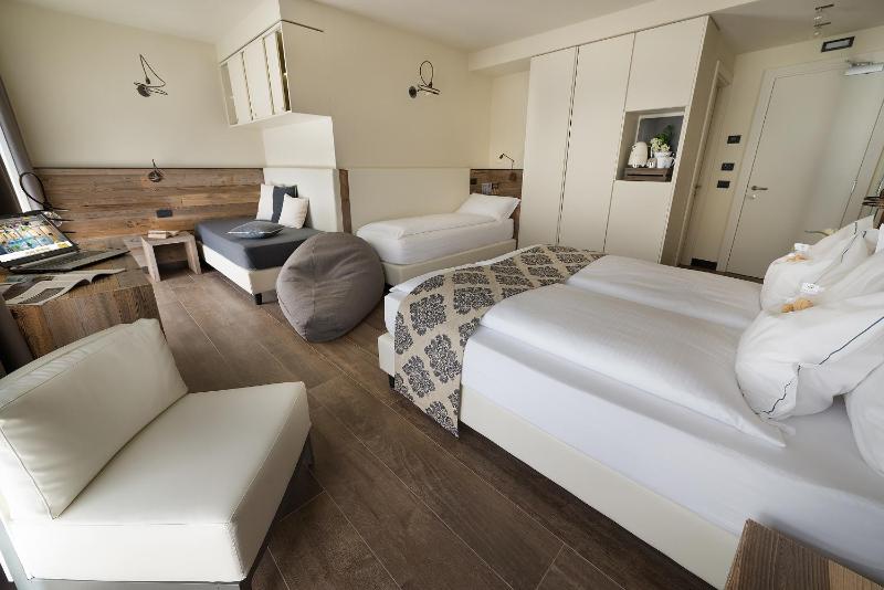 Superior Triple Room image 3