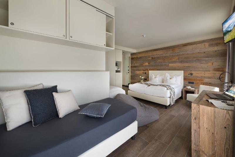 Superior Triple Room image 4