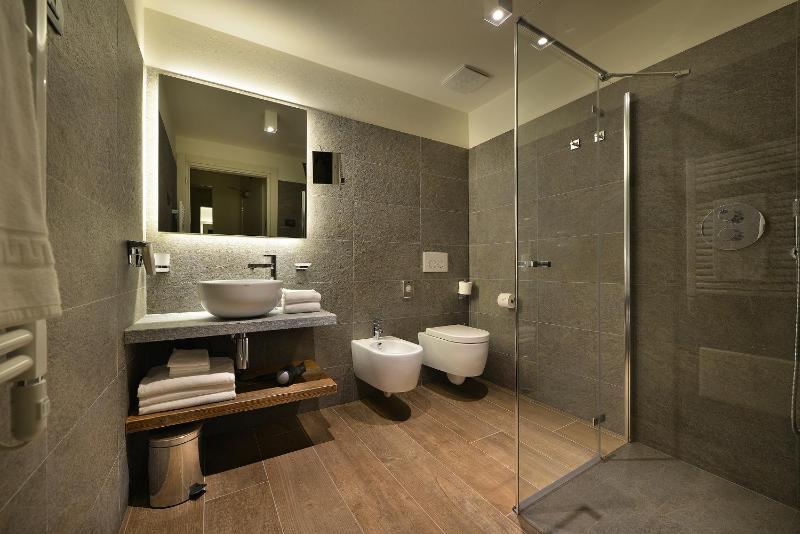 Superior Triple Room image 1