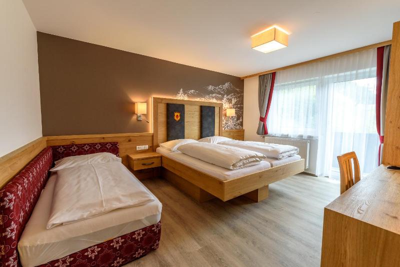 Superior Triple Room image 3