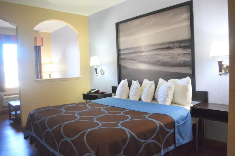 King Room - Non-Smoking image 2