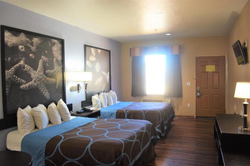 Super 8 by Wyndham Galveston - image 21