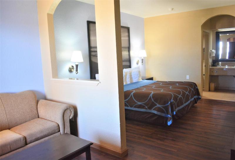 Super 8 by Wyndham Galveston - image 9