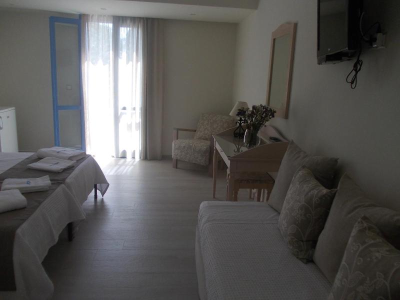 Standard Triple Room image 4