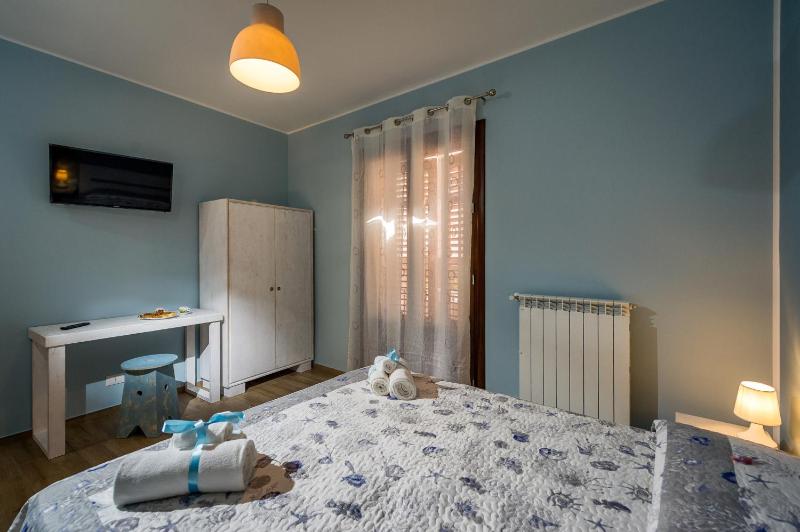 Deluxe Double Room with Balcony image 4