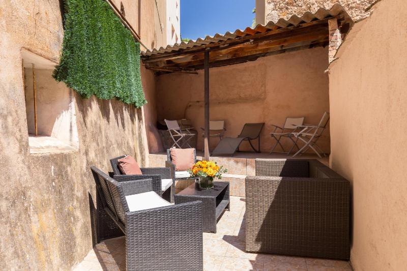 Superior One-Bedroom Apartment image 3