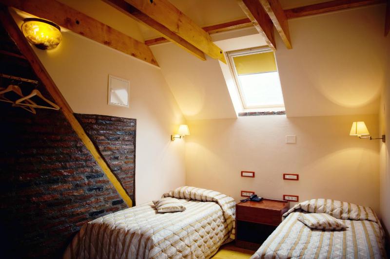 Standard Twin Room image 4