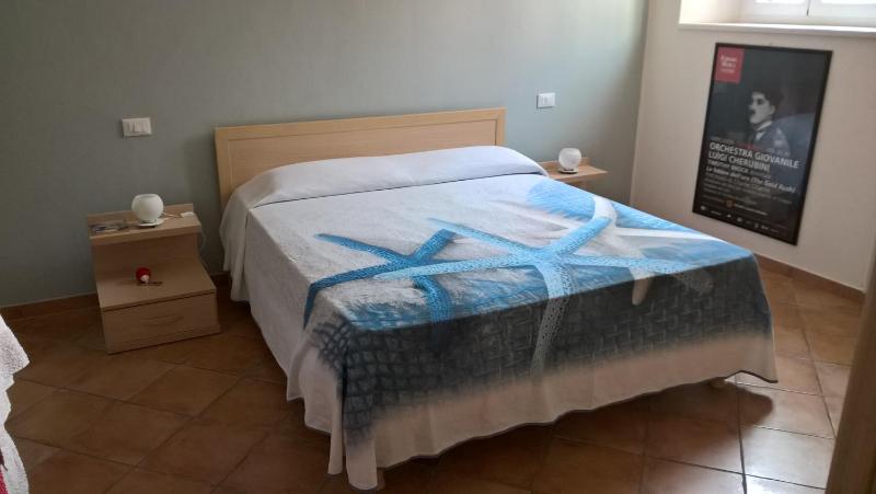 Basic Triple Room with Shared Bathroom image 4