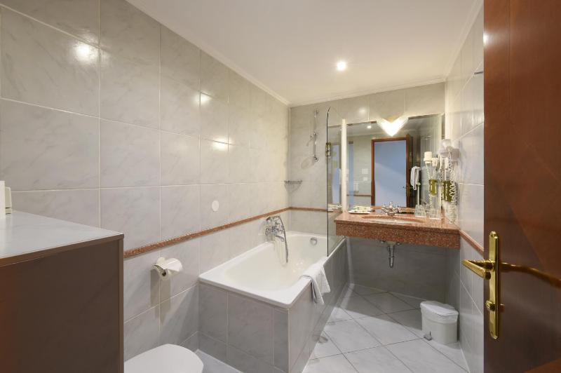 Two-Bedroom Suite with Two Bathrooms image 4