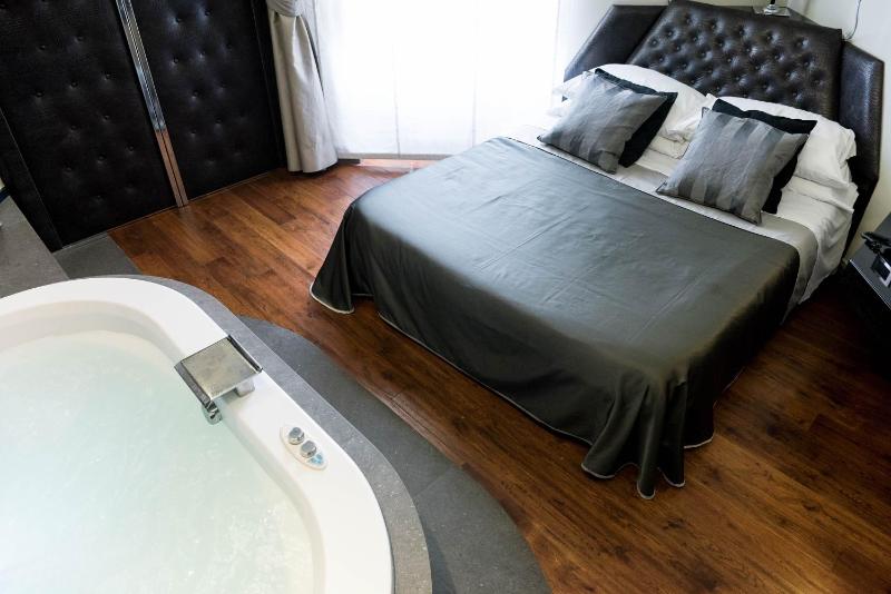 Suite with Hot Tub image 4