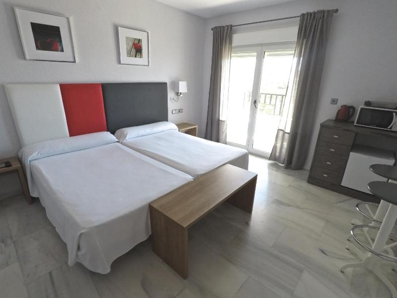 Superior Twin Room with Sea View image 2