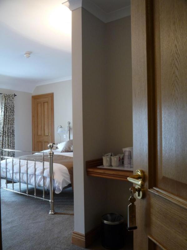 Queen Room with Spa Bath image 2
