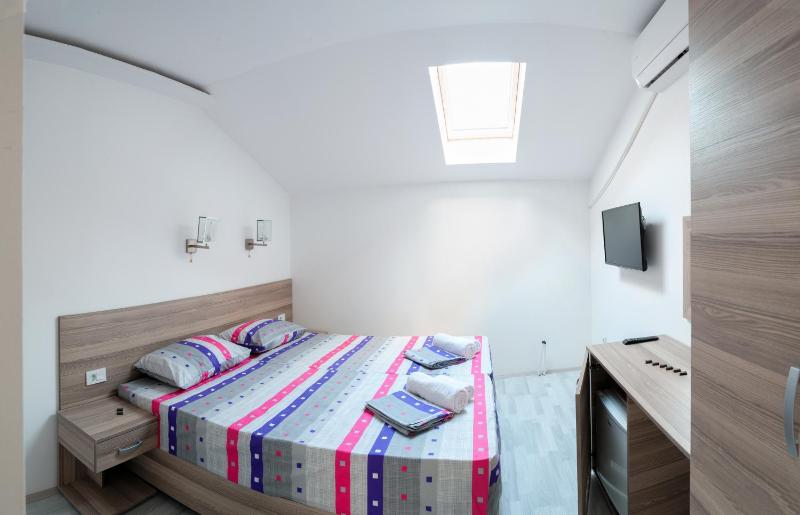 Twin Room with Bathroom image 1