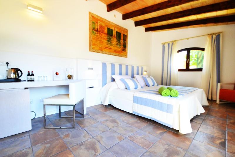 Standard Double Room image 3