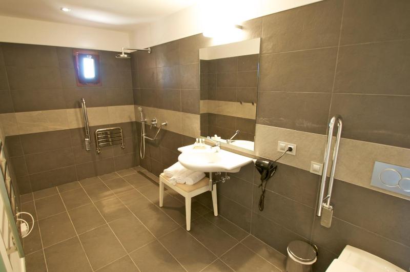 Standard Double Room image 4