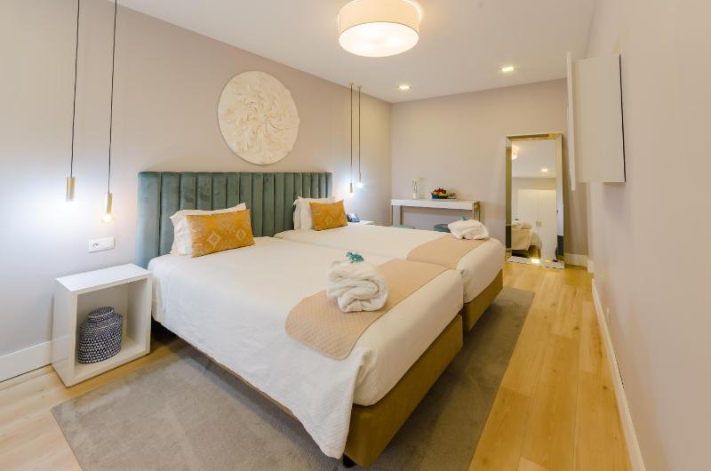 Superior Twin Room image 3