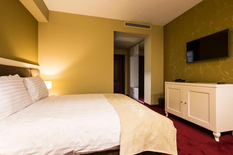 Double Room image 3