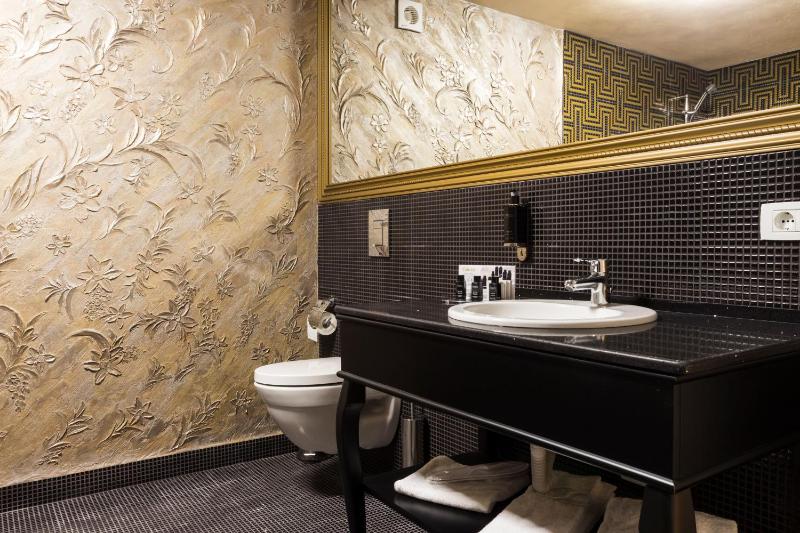 Deluxe Club Double Room image 2