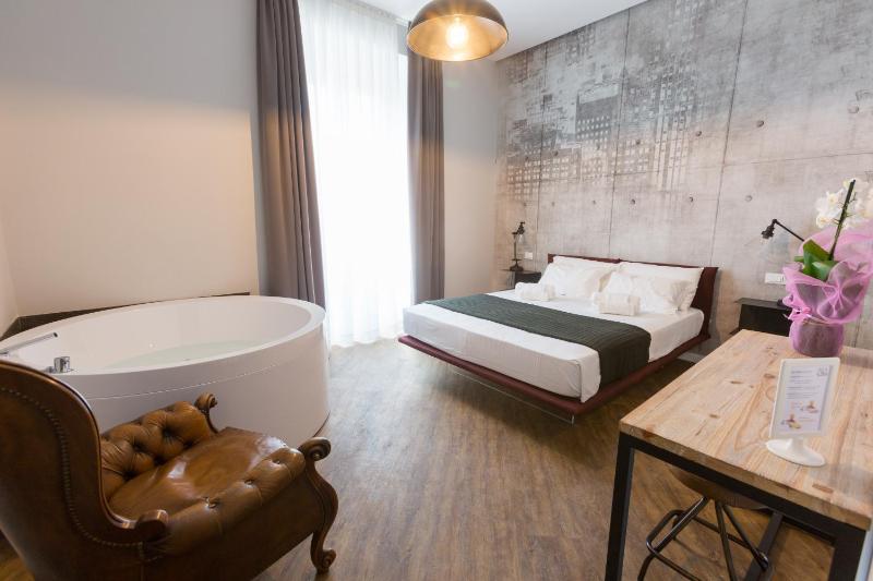 Suite with Hot Tub image 4