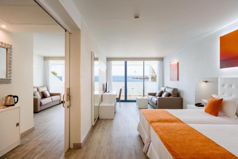 Family Room with Sea View   image 3