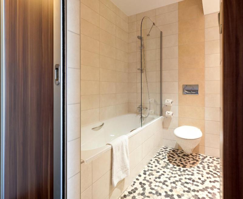Executive Quadruple Room with One Queen and Two Single Beds image 4