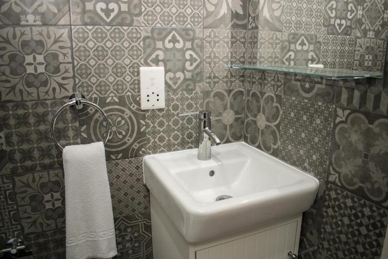 Vincenti Strait Street Suite - image 4
