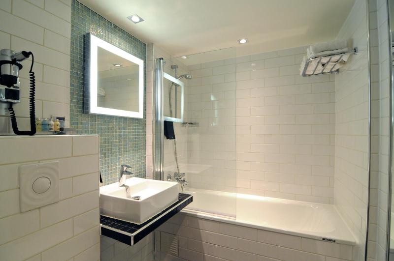 Deluxe Double or Twin Room image 2