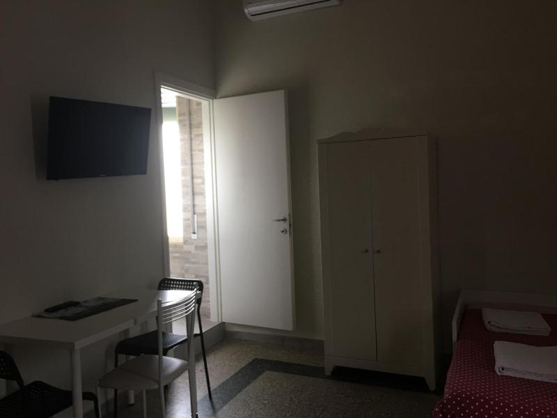 Twin Room image 3